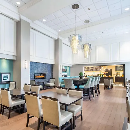 Hampton Inn & Suites By Hilton Toronto Airport-2